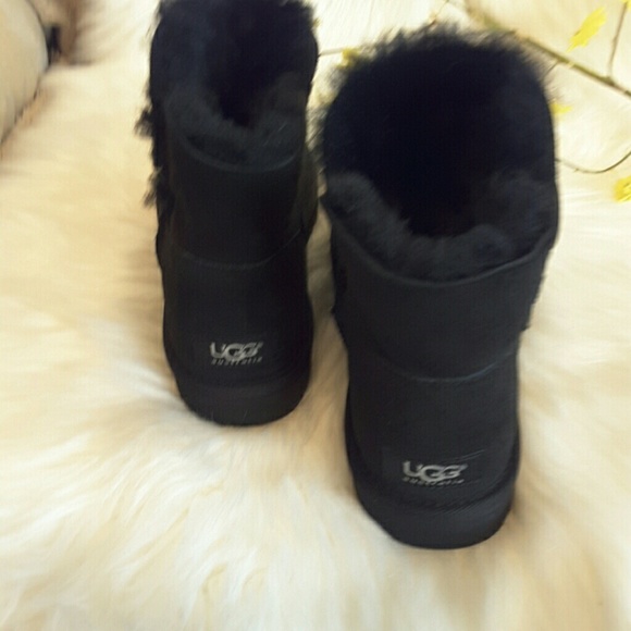 Ugg genuine real fur boot with buttons on side - Picture 3 of 8